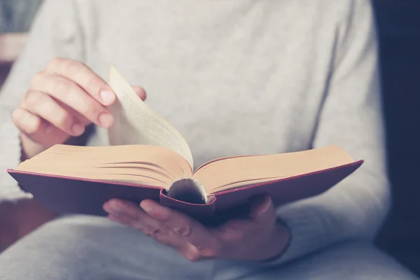 Homem voando através de grande livro — Fotografia de Stock