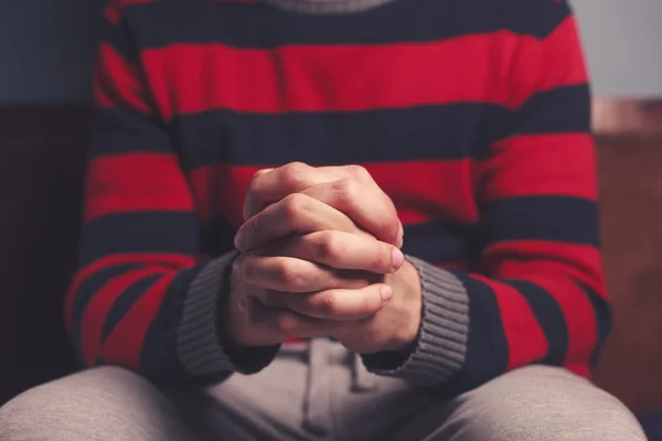 Hombre con las manos dobladas en oración — Foto de Stock