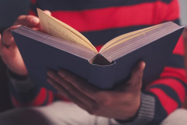 Man läser en stor bok — Stockfoto