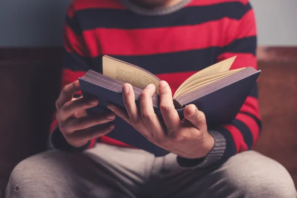 El hombre está leyendo un gran libro — Foto de Stock