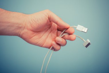 el tutarak akıllı telefon kablosu