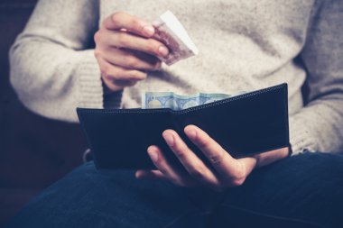 adamın cüzdanını dışarı para alma
