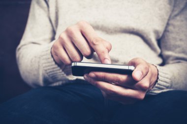 Akıllı telefon kullanan adam