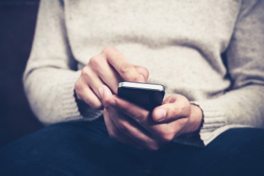 Akıllı telefon kullanan adam