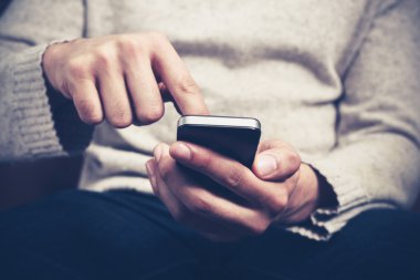 Akıllı telefon kullanan adam