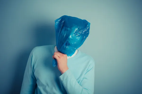 Hombre con bolsa de plástico sobre su cabeza asfixiante — Foto de Stock