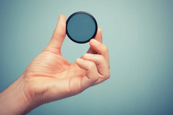 Hand holding polarizer filter — Stock Photo, Image