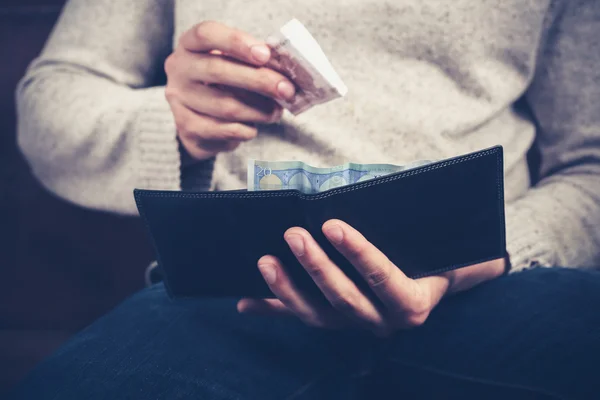 Man om geld uit zijn portefeuille — Stockfoto