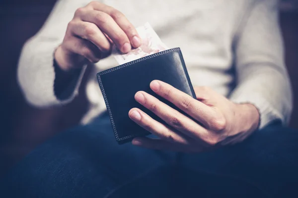 Hombre sacando dinero de su billetera —  Fotos de Stock