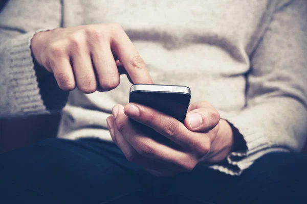 Homem usando smartphone — Fotografia de Stock