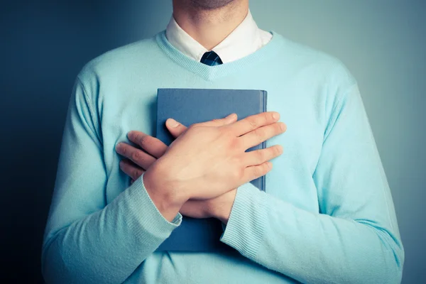 Jonge man met een groot boek — Stockfoto