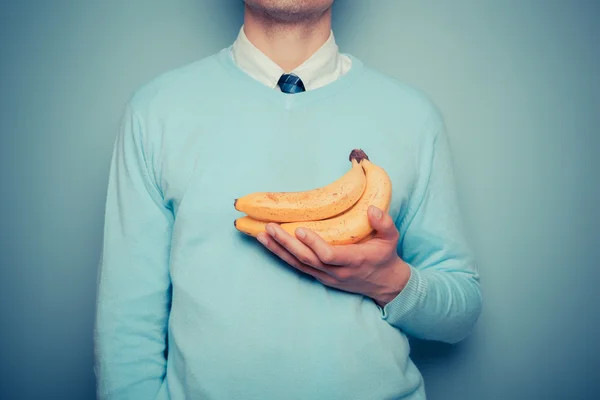 Человек с кучей бананов — стоковое фото