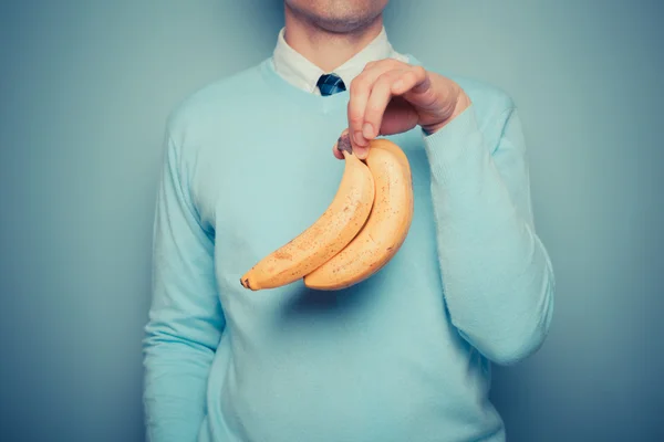 Человек с кучей бананов — стоковое фото