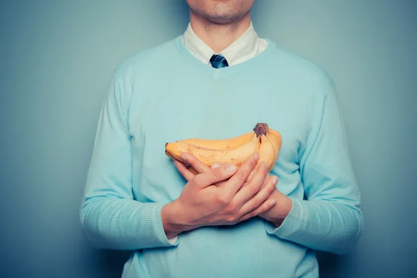 Uomo con un mucchio di banane — Foto Stock