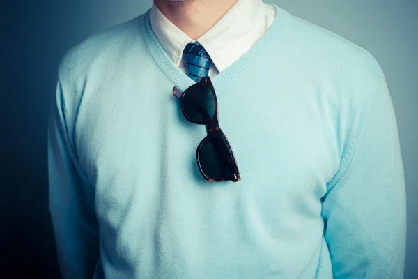 Jovem inteligente com óculos de sol — Fotografia de Stock