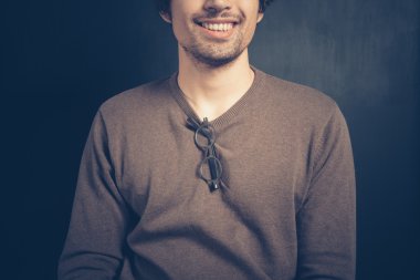 mutlu genç adam gözlüklü