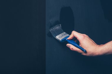 siyah bir duvar boyama