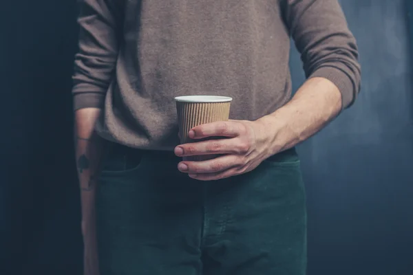 Hombre con una taza de papel —  Fotos de Stock