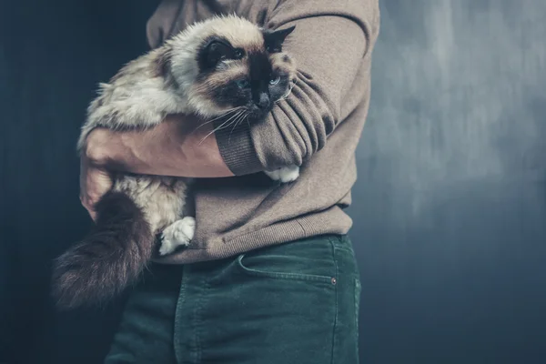 Genç adam tutarak büyük bir kedi — Stok fotoğraf