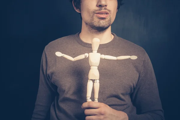 Joven con maniquí de madera — Foto de Stock