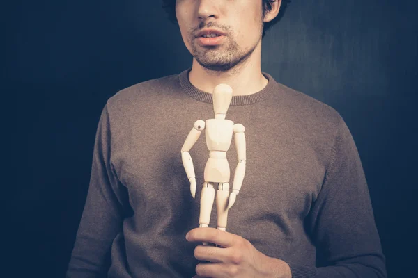 Jeune homme avec mannequin en bois — Photo