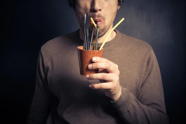 Joven tonto bebiendo de la taza de cuero con pajitas —  Fotos de Stock