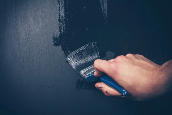 Pintando una pared negra — Foto de Stock