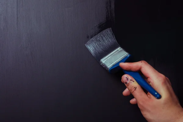 Pintando una pared negra — Foto de Stock