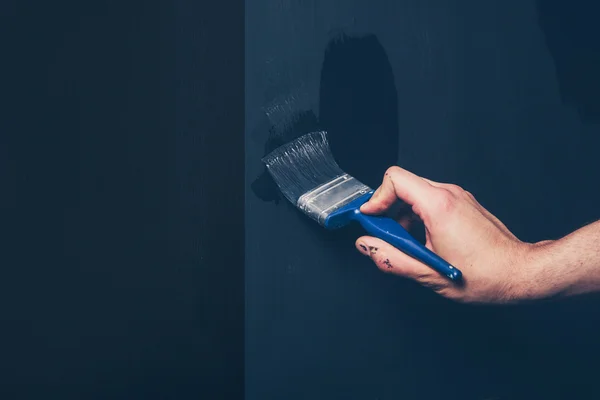 Pintando una pared negra — Foto de Stock