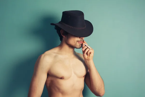 Sexy jovem cowboy fumar cigarro — Fotografia de Stock