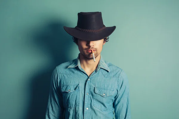 Jeune cow-boy fumant la cigarette — Photo