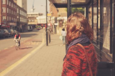 一个女人在阅读时喝酒