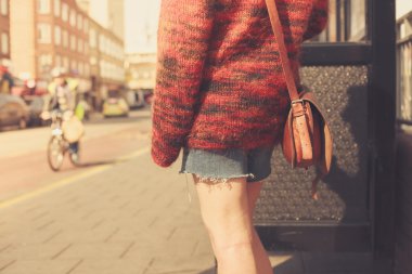 一个女人在阅读时喝酒