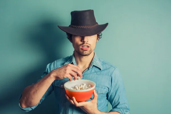 Cowboy isst Popcorn — Stockfoto