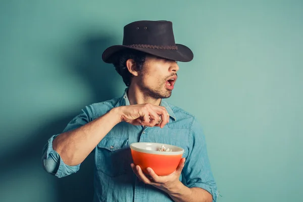 Cowboy isst Popcorn — Stockfoto