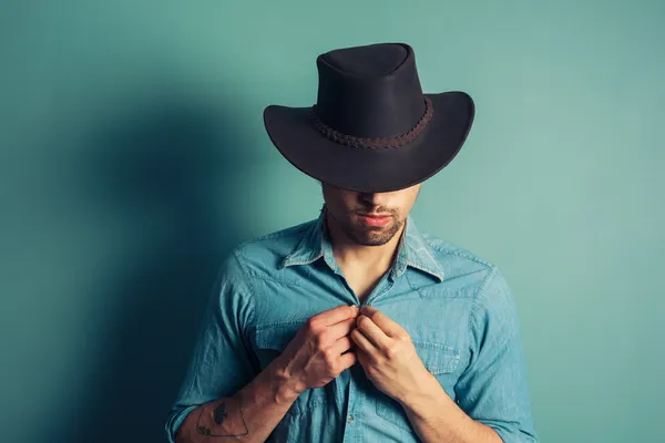 Cowboy knöpft sich sein Hemd — Stockfoto