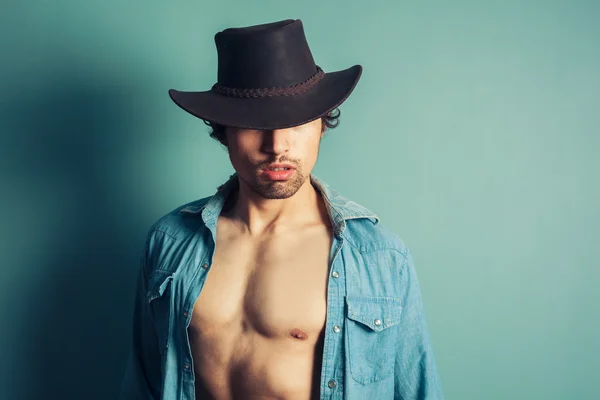 Sexy junger Cowboy mit offenem Hemd — Stockfoto