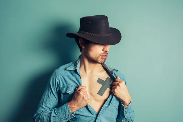 Jeune cow-boy déboutonner sa chemise — Photo