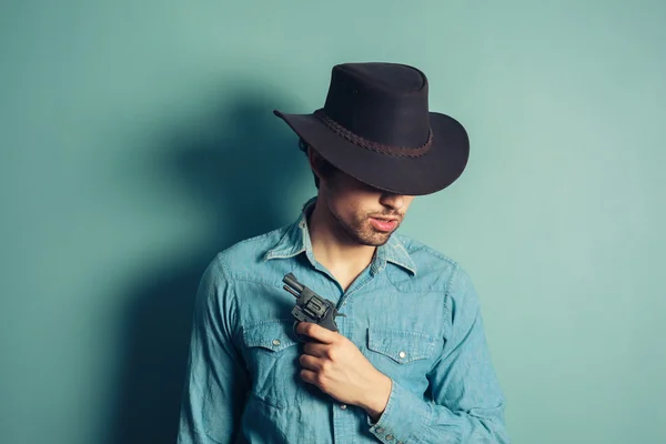 Jonge cowboy met revolver — Stockfoto
