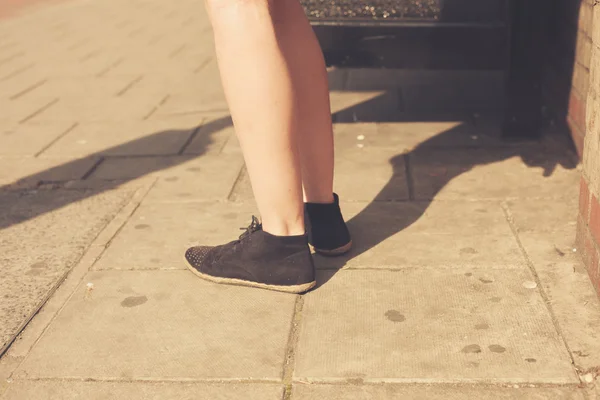 रस्त्यावर एका तरुण स्त्रीच्या पायांवर बंद — स्टॉक फोटो, इमेज