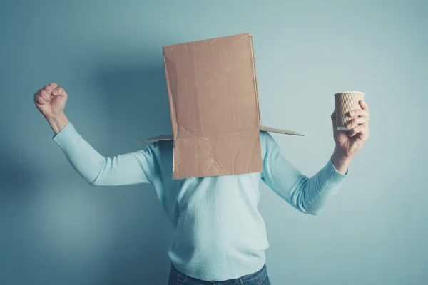 Hombre con caja de cartón en la cabeza está emocionado — Foto de Stock