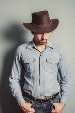 mavi duvar dibinde duran kovboy