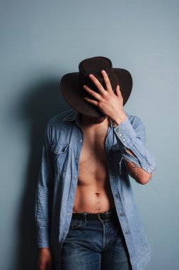 Gömleğini aç ile genç Sexy kovboy