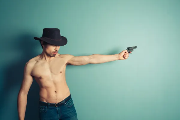 Shirtless kovboj s pistolí — Stock fotografie