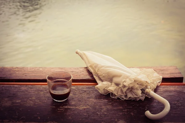 Caffè e ombrellone in riva al lago — Foto Stock