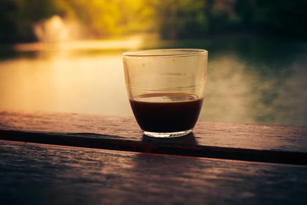 Kawa nad jeziorem — Zdjęcie stockowe