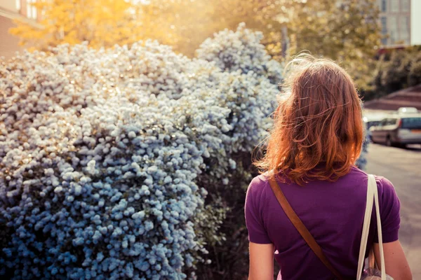 Jeune femme marchant dans la rue par une journée ensoleillée — Photo