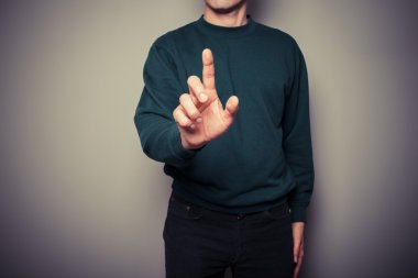 işaretleme veya itme düğmesini genç adam