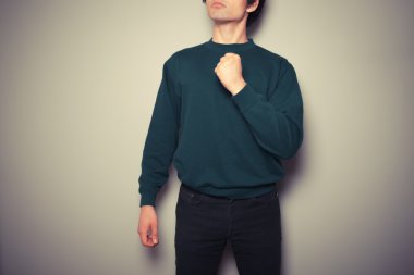 genç adam güçlü bir poz ayakta