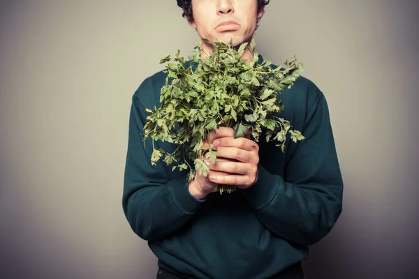 Trauriger Mann mit einem Bund Petersilie — Stockfoto